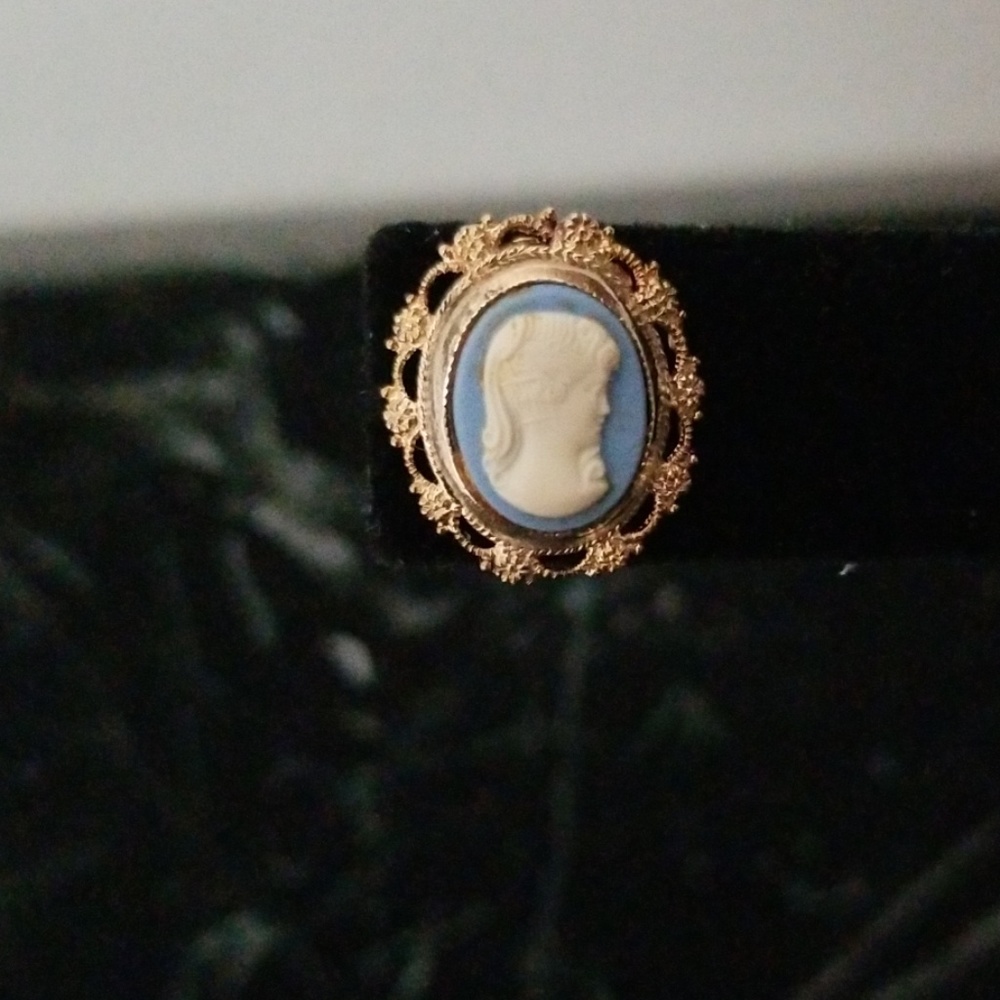 Vintage Wells Cameo Earrings - Picture 2 of 5